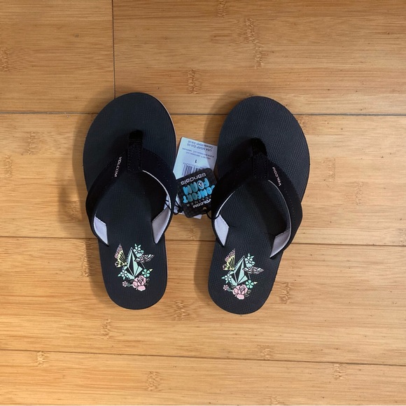 NWT Girls Size 1 Volcom Black Sandals with Floral Accents Shoes Flip Flops - Picture 1 of 2